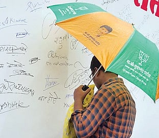 बेडूक उड्या बंद करा, पुणेकरांचे खोचक सल्ले; हातात छत्री भाजपची…स्वाक्षरी मनसेसाठी..!