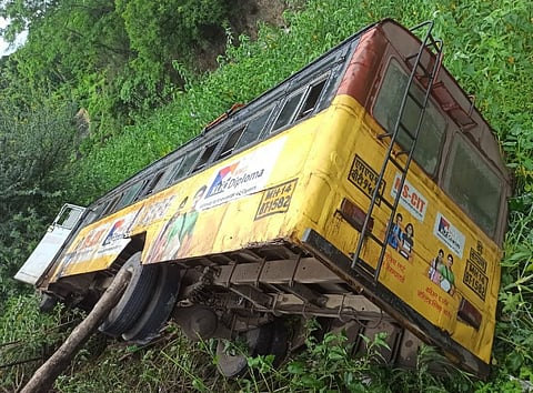 मंचर : नियंत्रण सुटल्याने खोल दरीत बस कोसळली; ३ जण गंभीर