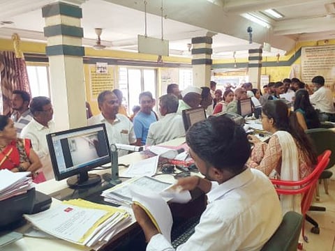 पुणे : दाखल्यांसाठी सुविधा केंद्रावर प्रचंड गर्दी ! ; तलाठी, पोलिस पाटील भरतीचा परिणाम