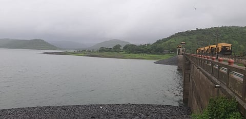 फोटो ओळ : चासकमान धरणाच्या पाणलोट क्षेत्रात पडत असलेल्या पावसाने ५०.५१ टक्के झालेला पाणीसाठा. (छाया : तुषार मोढवे)