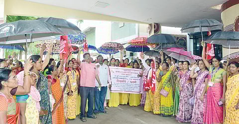 अहमदनगर जिल्हा परिषदेवर छत्री मोर्चा