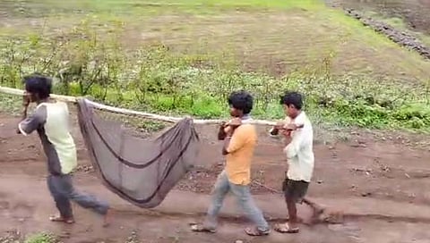 Dhule News : ररस्त्याअभावी आदिवासी महिलेच्या प्रसुतीसाठी बांबुची झोळी करून सहा किलोमीटरची पायपीट