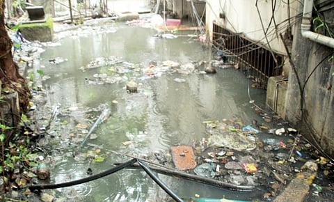 पुणे : सांडपाण्याला मार्ग सापडेना ; इमारतीच्या तळमजल्यात साचले15 फुटांपर्यंत पाणी