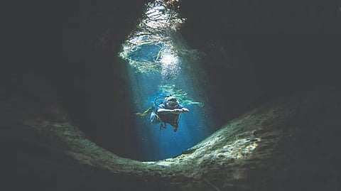 पाण्यातील शंभर फूट खोल गुहेत गेला आणि...