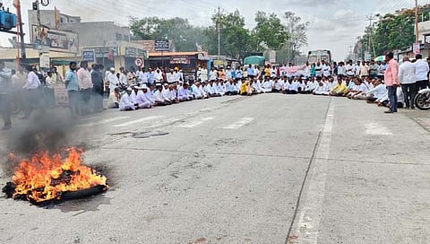 Congress: दुष्काळी उपाययोजनेसाठी काँग्रेस रस्त्यावर; विजापूर – गुहागर महामार्ग रोखला