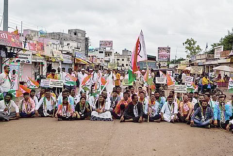 कर्जत : ‘एमआयडीसी’च्या प्रश्नावरून रस्ता रोको आंदोलन