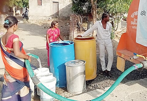 भर पावसाळ्यात पाण्यावाचून हाल; कर्जत तालुक्यातील 32 गावांना टँकरने पाणी