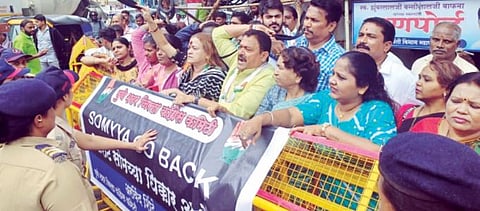 किरीट सोमय्या यांना काँग्रेसने दाखविले काळे झेंडे