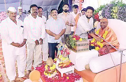 कोल्हार : भगवंताने आपले म्हणावे अशी भक्ती करावी