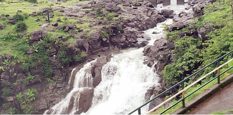 कोंढवळ (ता. आंबेगाव) परिसरातील धबधबा. (छाया ः अशोक शेंगाळे)