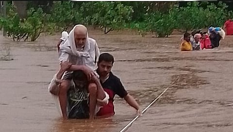 सिंधुदुर्ग : कुडाळमध्ये २० नागरीकांना पाण्याच्या वेढ्यातून काढले बाहेर