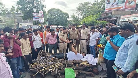 परभणी: कारेगाव रस्त्यासाठी माजी नगरसेवकाचे सरणावर झोपून आंदोलन