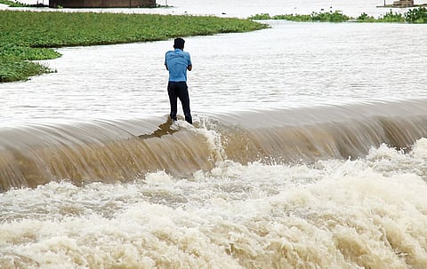 तरुणाईकडून जीवघेणी स्टंटबाजी; पवना बंधार्‍यावर फोटोसेशन
