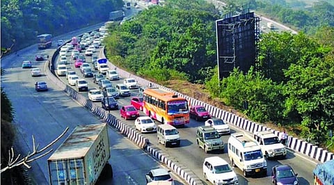 पुण्याहून मुंबईला जाणारी वाहतूक दुपारी दोन तास बंद