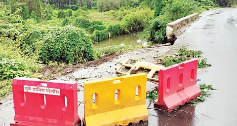 खडकवासला धरणाजवळ पुलाला भगदाड