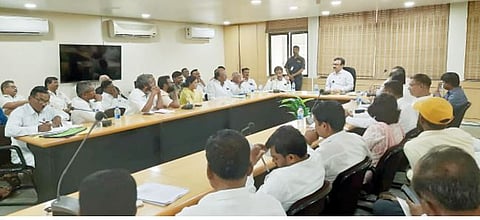 दोन साखर कारखान्यांमधील अंतराची अट रद्द करा : रघुनाथदादा पाटील