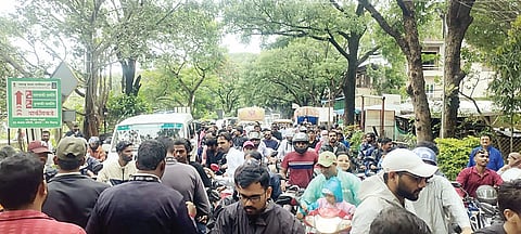 बॅरिकेड्स तोडून राजगडावर पर्यटकांची धाव