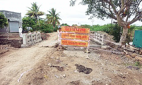 बारामती : खोमणेवस्ती येथील चारीवरील पूल गेला खड्ड्यात