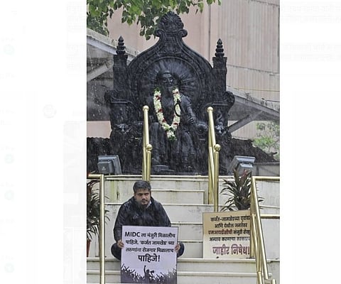 आ. रोहित पवार यांचे भर पावसात विधानभवन परिसरात एमआयडीसीसाठी आंदोलन