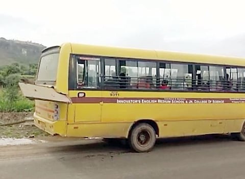 धक्कादायक ! शिवशाही बसचा पत्रा उडून स्कूल बसवर आदळला
