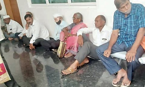 पुणे जिल्हाधिकारी कार्यालयात भरते ‘जत्रा’ ; अपुऱ्या बैठक व्यवस्थेमुळे नागरिकांचे हाल