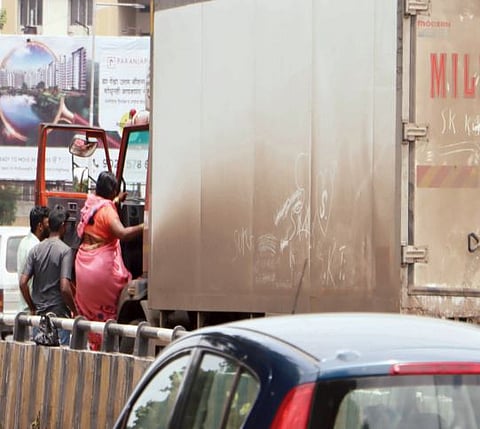 मालवाहतुकीबरोबर प्रवाशांचे ‘पार्सल’; टँकर, ट्रकमधून होतेय बेकायदा प्रवासी वाहतूक