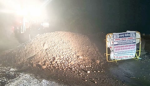 रायगड-पुणे (भोर) रस्त्याच्या हद्दीवर मुरूम टाकून सर्व वाहनांसाठी रस्ता बंद करण्यात आला. (छाया : अर्जुन खोपडे)