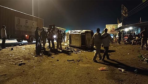 धुळे: चारणपाडा येथे आदिवासी दिनाचा बॅनर फाडल्यावरून दोन गटांत राडा, पोलीस अधिकाऱ्यांसह १८ जण जखमी