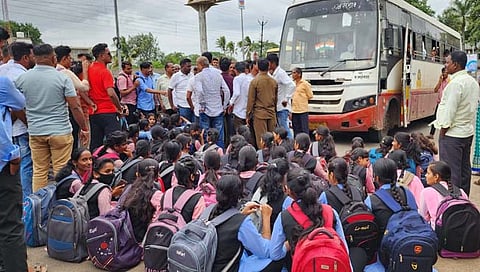 सांगली : तासगावात महाविद्यालयीन तरुणींचा रस्ता रोको; बस मिळत नसल्याने आक्रमक पवित्रा