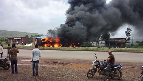 धुळे: दहिवेलजवळ पलटी झालेला ट्रक जळून खाक