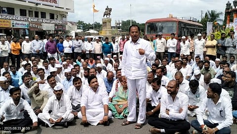 नाशिक : मत मागायला आता नेपाळला जा, संतप्त कांदा उत्पादकांचा रास्तारोको