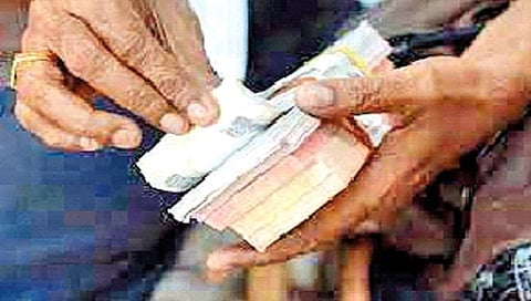 कोल्हापूर : नाईकने केला पैशांचा ’खेळ’; महिलेवर घर विकण्याची वेळ