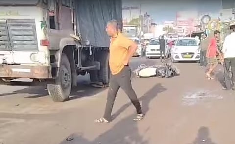 तब्बल दहा मिनिटे ट्रकचे चाक अंगावर, तरीही जिवंतच…पण चाक निघताच सोडला प्राण