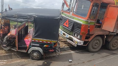 कर्नाटक : दर्शनासाठी निघालेल्या भाविकांच्या रिक्षाला ट्रकची जोरदार धडक; चौघांचा मृत्यू