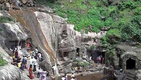 छत्रपती संभाजीनगर : रुद्रेश्वर गणेश लेणी येथे भाविक, पर्यटकांची गर्दी