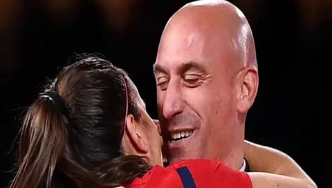 Luis Rubiales kiss row | महिला फुटबॉल खेळाडूचे घेतले चुंबन, ‘फिफा’ची स्पेन संघ अध्यक्षावर कारवाई