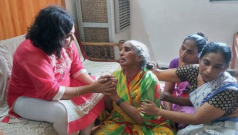 नाशिक : मॅडम, पैसे घेऊन काय करू? माझ्या लेकीला न्याय द्या ओ…’ मृत मीनाच्या मातेने फोडला टाहो…