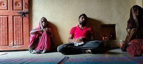 केज येथील मृत शेतकरी महेश भागवत थोरात यांचे कुटुंब