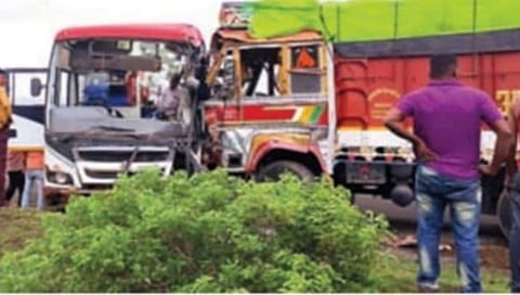 निजामपूर जवळ नंदुरबार-पुणे बसचा अपघात; दोन्ही वाहनांचे नुकसान, सात प्रवासी जखमी