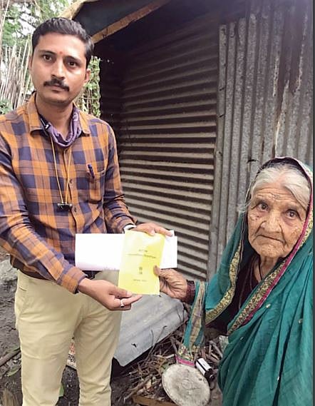 रात्री साडेअकराला फोन… अन् नव्वदीतील आजींसाठी कलेक्टरची तत्परता