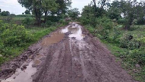 बीड: चोपनवाडी-परळी रस्त्याच्या कामासाठी ग्रामस्थांचा रास्ता रोको