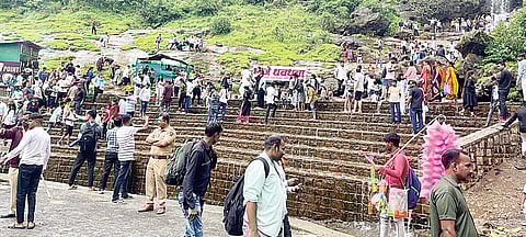 कार्ल्यातील भाजे धबधबा गजबजला