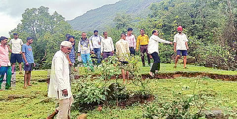 वाडा : भेगा पडलेल्या पदरवाडीची अधिकार्‍यांकडून पाहणी