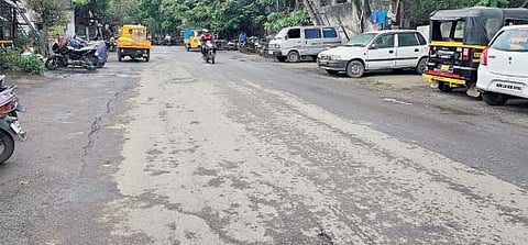 पुणे : कालवा रस्त्यावर अडथळ्यांची शर्यत