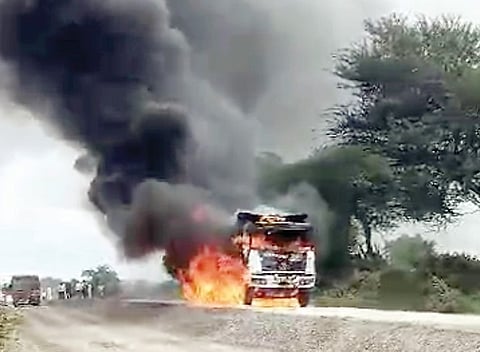 रुईगव्हाण शिवारात पेट्रोल टाकून डंपर पेटविला