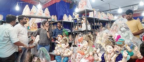 पुणेकरांमध्ये मुंबईच्या बाप्पांची ’क्रेझ’