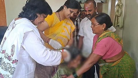 आजीबाई झाल्या जटामुक्त  