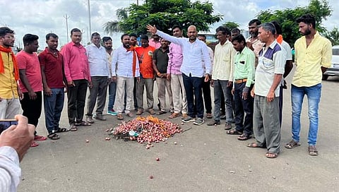 हिंगोली: गोरेगाव येथे स्वाभिमानी शेतकरी संघटनेचे कांदा पेटवून आंदोलन