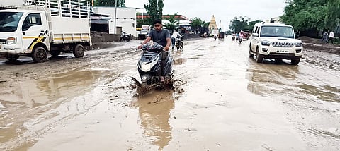 जामखेडकरांची वाट चिखलातून..! होणार्‍या त्रासाची रोहित पवारांनी घेतली दखल