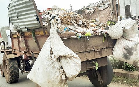 नगर : उघड्या वाहनातून कचरा वाहतूक ; घंटागाडीवरील कर्मचार्‍यांचे उद्धट वर्तन